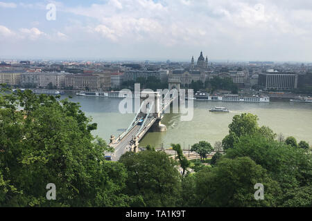 Budapest. 19 mai, 2019. Photo prise le 19 mai 2019 montre une vue sur le Pont des Chaînes sur le Danube à Budapest, capitale de la Hongrie. Credit : Zheng Huansong/Xinhua/Alamy Live News Banque D'Images