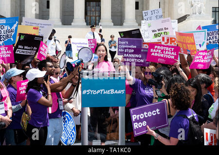 Le Dr Leana Wen, Président de la Planned Parenthood Federation of America et le Fonds d'action pour la planification familiale, considérée au cours de la 'Stop à l'interdiction de la journée d'action pour les droits à l'avortement' rassemblement devant la Cour suprême à Washington, DC. Banque D'Images