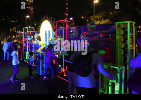 Sydney, Australie. 21 mai 2019. Darling Harbour sera transformé en une ère spatiale future aventure interactive avec la lumière, de la musique et des idées pour divertir et inspirer les visiteurs de tous âges et capacités. Vivid Sydney Lights Tumbalong aire ouverte est de retour avec le soutien de l'accès et l'inclusion partner Cushman & Wakefield. Sur la photo : Spaceballs. Crédit : Richard Milnes/Alamy Live News Banque D'Images