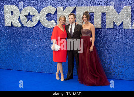 Christine Egerton, Taron Egerton et Emily Thomas assister à la 'Rocketman' UK premiere at Odeon Leicester Square. Banque D'Images