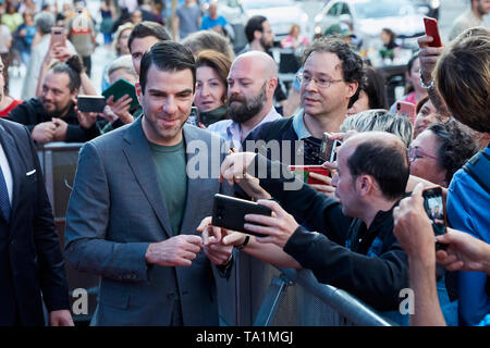 Zachary Quinto prend des photos avec les fans comme il assiste le NOS4A2 en première mondiale au cinéma Capitol à Madrid, Espagne. Banque D'Images