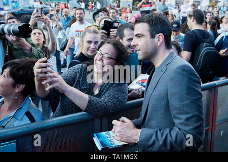 Zachary Quinto prend des photos avec les fans comme il assiste le NOS4A2 en première mondiale au cinéma Capitol à Madrid, Espagne. Banque D'Images