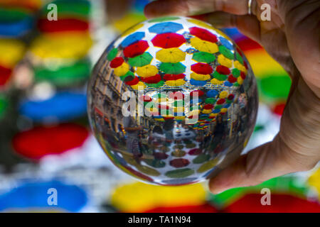 Sao Paulo, Brésil. 22 mai 2019. INSTALLATION - parapluie un affichage coloré de parapluies est perçu dans l'ancien centre de Sao Paulo. Credit : Cris Faga/ZUMA/Alamy Fil Live News Banque D'Images