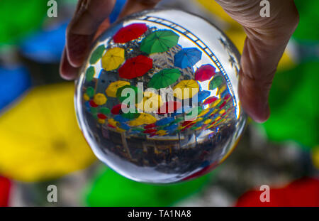 Sao Paulo, Brésil. 22 mai 2019. INSTALLATION - parapluie un affichage coloré de parapluies est perçu dans l'ancien centre de Sao Paulo. Credit : Cris Faga/ZUMA/Alamy Fil Live News Banque D'Images