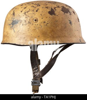 Un casque d'acier M 38 parachutistes de couleur sable avec de la peinture de camouflage le crâne d'acier dans les Pomme-verte sous la peinture La peinture de camouflage de couleur sable, l'intérieur avec bouilloire's stamps 'et 68' (Thale Iron Works) et '3884'. Début des deux trous de vis' avec trou d'aération, début des lanières de cuir M 38 (cuir et bouton-poussoir bascule manquant), remplissez l'intérieur avec des timbres 'Kopfweite Gr. 57 n° 68 Stahlhaube' ainsi que 'Karl Heisler Berlin C2', la mousse de rembourrage en caoutchouc durci légèrement seulement. Historique, contexte historique, 20e siècle, Additional-Rights Clearance-Info-Not-Available- Banque D'Images