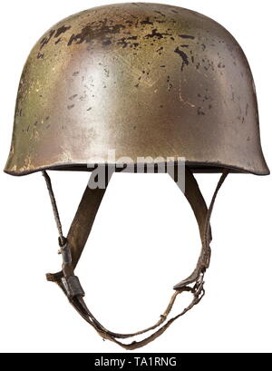 Un casque d'acier M 38 parachutistes dans la région de Marsh pour l'acier peint en camouflage crâne tricolore camouflage, avec bouilloire, poinçon 'ET68' et '449', 'précoce' vis à deux trous avec trou de ventilation, revêtement intérieur (estampillés, en raison de l'utilisation que partiellement lisible) complète avec cerclage précoce, la mousse de rembourrage en caoutchouc durci quelque peu historique., historique, Air Force, direction du service, les branches de service, le service armé, forces armées, militaire, militaria, armées de l'air, objet, objets, alambics, clipping, coupures, cut out, cut-out, cut-outs, 20e siècle, Editorial-Use-seulement Banque D'Images