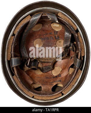 Un casque d'acier M 38 parachutistes dans la région de Marsh pour l'acier peint en camouflage crâne tricolore camouflage, avec bouilloire, poinçon 'ET68' et '449', 'précoce' vis à deux trous avec trou de ventilation, revêtement intérieur (estampillés, en raison de l'utilisation que partiellement lisible) complète avec cerclage précoce, la mousse de rembourrage en caoutchouc durci quelque peu historique., historique, Air Force, direction du service, les branches de service, le service armé, forces armées, militaire, militaria, armées de l'air, objet, objets, alambics, clipping, coupures, cut out, cut-out, cut-outs, 20e siècle, Editorial-Use-seulement Banque D'Images