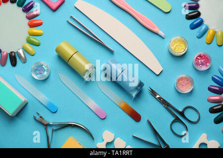 Ensemble d'outils professionnels de la pédicure et vernis sur un fond de couleur Banque D'Images