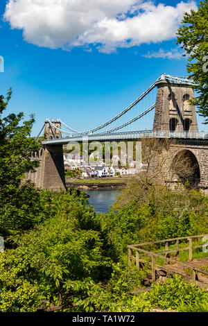 Anglesey Pays de Galles le 12 mai 2019 Le Menai Bridge, à travers le détroit de Menai, construit par Thomas Telford en 1826 Banque D'Images