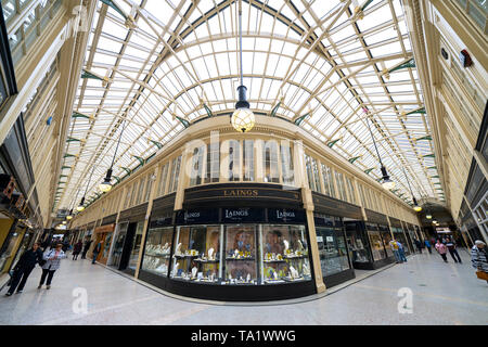 L'intérieur de la ville historique de l'Argyll Arcade avec de nombreuses boutiques de bijoux dans le centre-ville de Glasgow, Écosse, Royaume-Uni Banque D'Images