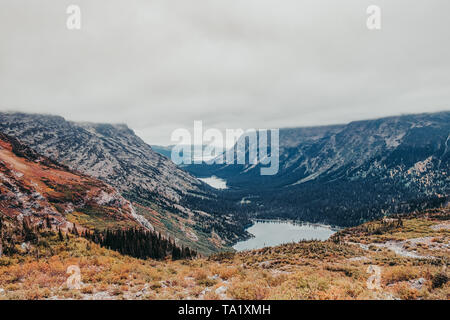 Une vue de Swiftcurrent Lake, Lac Josephine et Grinnell Lac depuis la Grinnell Glacier dans le Glacier National Park, Montana, USA à l'automne Banque D'Images