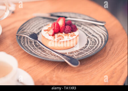 Gâteau avec des fraises fraîches sur la plaque dans le café close up. Bonjour. Délicieux petit-déjeuner. Banque D'Images