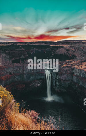 Une longue exposition d'une cascade appelée Palouse Falls à Palouse Falls State Park, Washington, USA au lever du soleil Banque D'Images