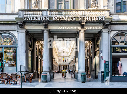 Vue de face de l'entrée de la galerie de la Reine, la moitié nord de la Galeries Royales Saint-Hubert à Bruxelles, Belgique. Banque D'Images