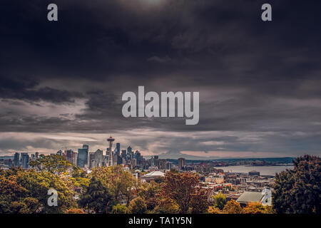 Seattle skyline avec le Space Needle et le mont Rainier dans l'arrière-plan de Kerry Park à Seattle, Washington, USA au cours de l'automne Banque D'Images