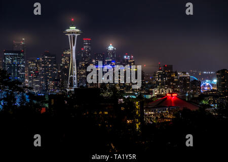 Seattle skyline sur une nuit nuageuse avec le Space Needle en premier plan de Kerry Park à Seattle, Washington, États-Unis Banque D'Images