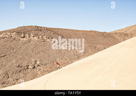 Sandboarding sur Huamanchacate Dune. Coishco, Département d'Ancash, au Pérou. Banque D'Images