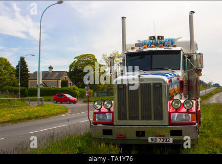 15 mai 2019 UN Hugh Peterbilt tracteur articulé cab utilisé par un Américain en tournée Cirque ainc sans rouler sur une route à deux voies centrales de réservation en Ba Banque D'Images