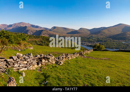 Llanberis Gwnedd au Pays de Galles le 13 mai 2019, vue sur les collines au-dessus de Snowdon Llyn Padarn Banque D'Images