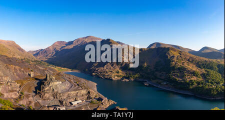 Llanberis Gwnedd au Pays de Galles le 13 mai 2019, vue sur le mont Snowdon, montrant Llyn Peris et l'énorme Dinorwig ardoise Banque D'Images