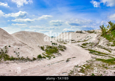 Carrière de calcaire blanc sur fond de ciel bleu avec des nuages Banque D'Images