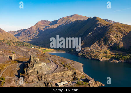 Llanberis Gwnedd au Pays de Galles le 13 mai 2019, vue sur le mont Snowdon, montrant Llyn Peris et l'énorme Dinorwig ardoise Banque D'Images