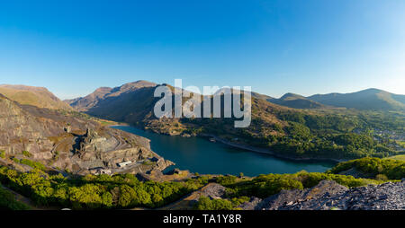 Llanberis Gwnedd au Pays de Galles le 13 mai 2019, vue sur le mont Snowdon, montrant Llyn Peris et l'énorme Dinorwig ardoise Banque D'Images