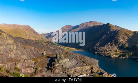 Llanberis Gwnedd au Pays de Galles le 13 mai 2019, vue sur le mont Snowdon, montrant Llyn Peris et l'énorme Dinorwig ardoise Banque D'Images