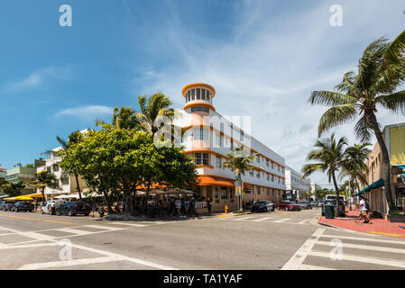 Miami, FL, USA - Le 19 avril 2019 : Le Room Mate Waldorf Towers Hotel sur l'Ocean Drive à l'historique quartier Art déco de Miami South Beach avec h