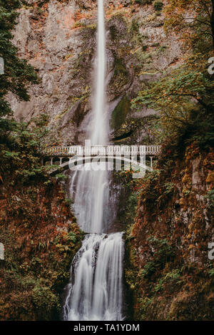 Chutes de Multnomah avec personne à l'automne sur pont Benson, une longue exposition à l'eau courante dans la Columbia River Gorge, Oregon, USA Banque D'Images