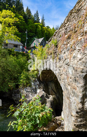 Betws y Coed Conwy Wales 14 mai 2019 Pont sur la rivière Llugwy comme il coule à travers le village Banque D'Images