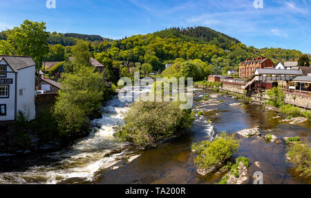 Dengighshire Llangollen Wales 14 mai 2019 petites chutes sur la rivière Dee comme il coule à travers la ville de Llangollen Banque D'Images