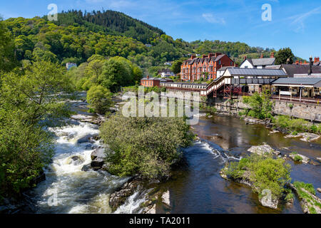 Dengighshire Llangollen Wales 14 mai 2019 petites chutes sur la rivière Dee comme il coule à travers la ville de Llangollen Banque D'Images