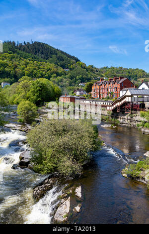 Dengighshire Llangollen Wales 14 mai 2019 petites chutes sur la rivière Dee comme il coule à travers la ville de Llangollen Banque D'Images