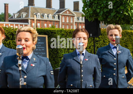 Le D-Day chéries habillés en uniforme WAAF anciens combattants et divertir les spectateurs avec WW2 mélodies. Banque D'Images