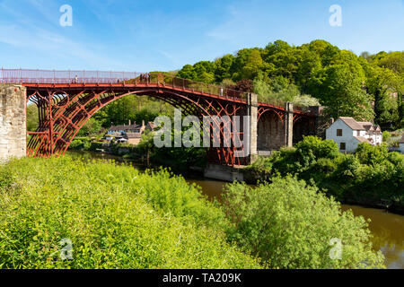 Angleterre Shropshire Ironbridge 14 mai 2019 Le célèbre pont de fer, construit sur la rivière Severn et ouvert en 1781 Banque D'Images