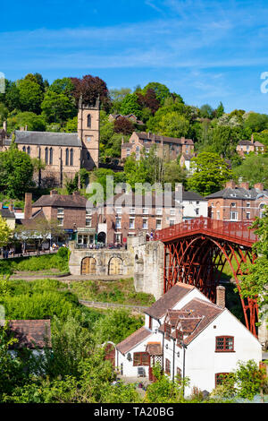 Angleterre Shropshire Ironbridge 14 mai 2019 Le célèbre pont de fer, construit sur la rivière Severn et ouvert en 1781 Banque D'Images