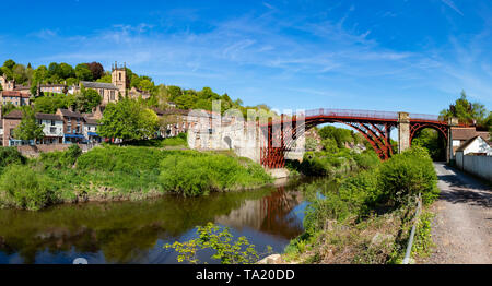 Angleterre Shropshire Ironbridge 14 mai 2019 Le célèbre pont de fer, construit sur la rivière Severn et ouvert en 1781 Banque D'Images