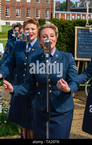 Le D-Day chéries habillés en uniforme WAAF anciens combattants et divertir les spectateurs avec WW2 mélodies. Banque D'Images