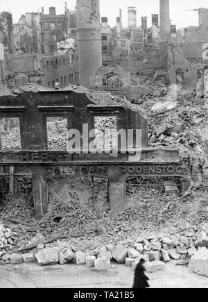 Le centre-ville de Munich détruits par les raids aériens des Alliés au printemps 1945. Au premier plan sur les ruines est l'inscription 'Herker', 'Wolsdorf' et 'Rodenstock'. Banque D'Images