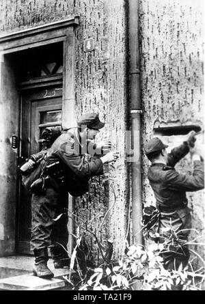 En février 1945, le capital de Silésie Breslau était entouré par des soldats russes et a été défendu par le commandant 'Bataille' (Kampfkommandant) Karl Hanke jusqu'à la fin de la guerre avec de lourdes pertes. Les soldats allemands battre d'échappatoires dans le rez-de-chaussée des murs dans le quartier résidentiel de Brealau Banque D'Images