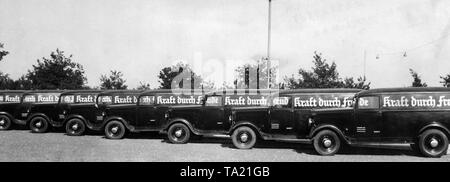 Photo non datée de voitures de l'organisation Nazie "Kraft durch Freude" ('force par la joie") au début de la Nuremberg Rally du NSDAP au Luitpold Arena. Banque D'Images