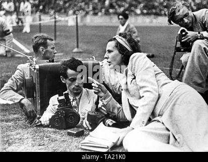 Le directeur du film tournage Leni Riefenstahl dans le Stade Olympique de Berlin pendant les Jeux Olympiques de 1936 à Berlin. Banque D'Images