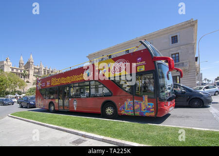 PALMA, Majorque, Espagne - 20 MAI 2019 : Hop on hop off bus de tournée et de la cathédrale le 20 mai 2019 à Palma, Majorque, Espagne. Banque D'Images