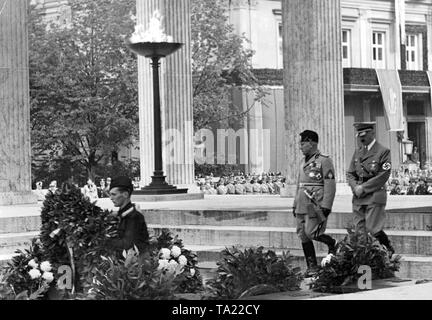 Le dictateur italien Benito Mussolini lors d'une visite à Adolf Hitler à Munich en septembre 1937. Le 'Duce' est le dépôt de gerbes dans le Ehrentempel accompagné par le 'Führer'. Dans l'arrière-plan, le "Brown House'. Banque D'Images