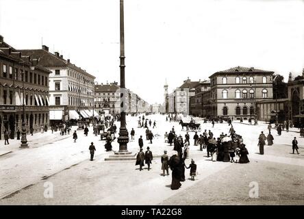 Odeonsplatz et la Ludwigstrasse à Munich autour de 1900. À droite, le Café Putscher Annast Cafe plus tard. Banque D'Images