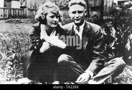 L'écrivain américain F. Scott Fitzgerald et Zelda Sayre, qu'il épouse un an plus tard, assis dans la cour avant de la maison de ses parents à Montgomery, Alabama. Banque D'Images