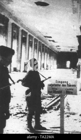 Soldats de l'Armée rouge dans la galerie de la Chancellerie du Reich détruit. Le signe dit : 'Adjutancy du Führer'. Banque D'Images