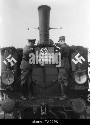 Après l'invasion des troupes allemandes en Autriche un référendum va être organisé sur l'annexion de l'Autriche à l'Empire allemand. Un panneau est fixé sur un train qui va faire campagne en Autriche. Il dit : "Une nation - un Reich - Un Führer'. Banque D'Images