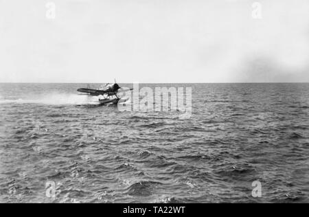 L'hydravion Arado Ar 196 s'est posé sur l'eau de retourner à son bateau-mère - au cours d'une patrouille ennemie d'un navire de guerre allemand dans l'Atlantique en octobre 1941. Photo : Winkelmann Banque D'Images